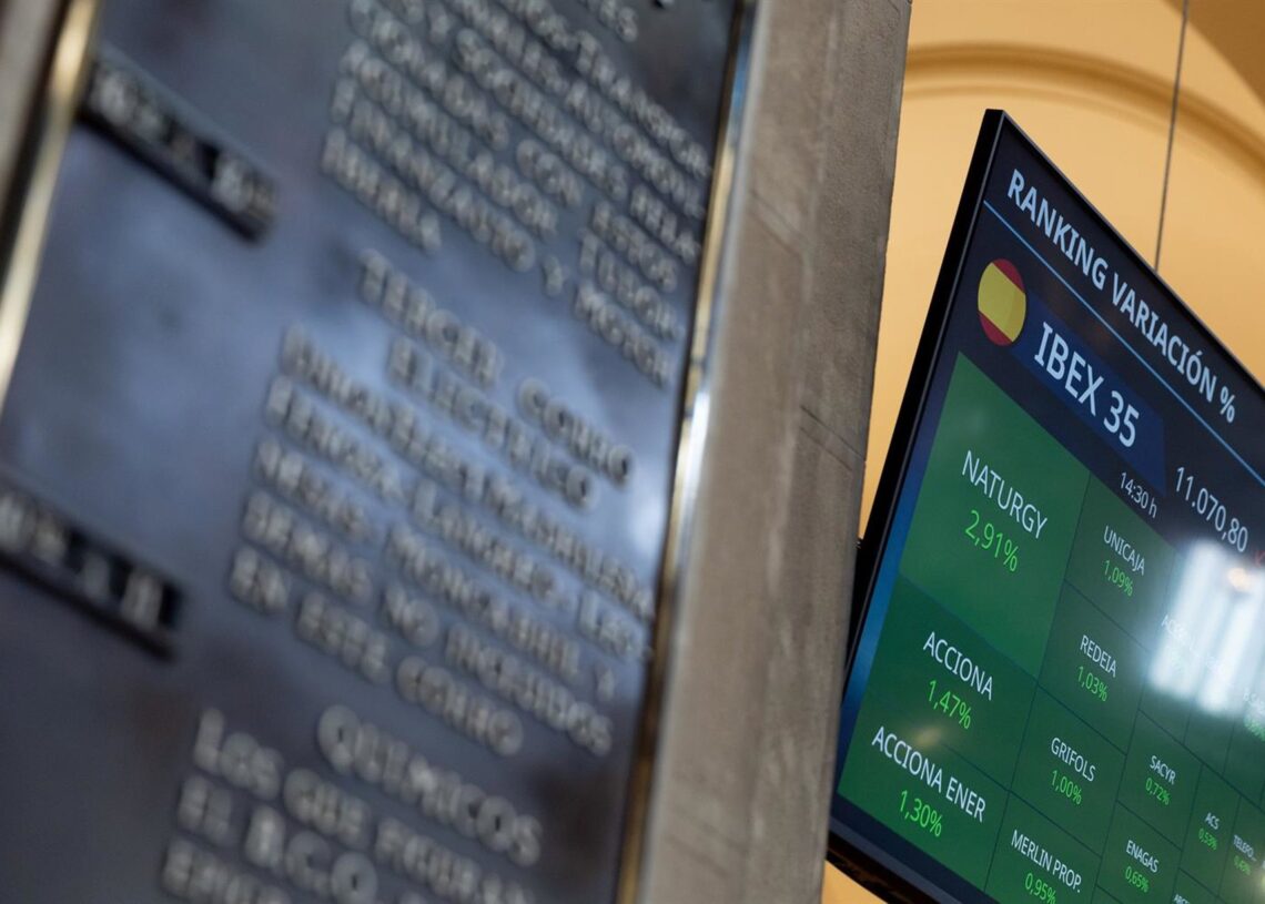 Archivo - Un panel del Ibex 35, en el Palacio de la Bolsa, a 29 de abril de 2024, en Madrid (España). Eduardo Parra - Europa Press - Archivo