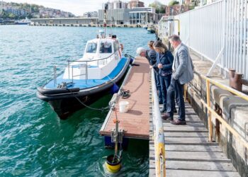 Autoridades en el quinto aniversario del proyecto Seabin PasaiaMATER