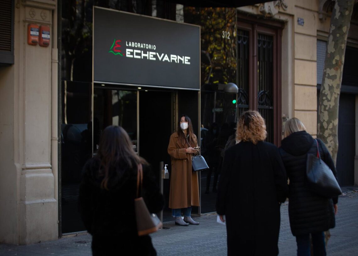 Archivo - Varias personas hacen cola para hacerse test y otras pruebas de covid, en el laboratorio Echevarne, en una imagen de archivo.David Zorrakino - Europa Press - Archivo