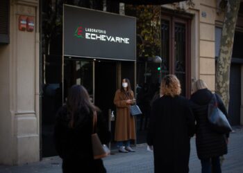 Archivo - Varias personas hacen cola para hacerse test y otras pruebas de covid, en el laboratorio Echevarne, en una imagen de archivo.David Zorrakino - Europa Press - Archivo