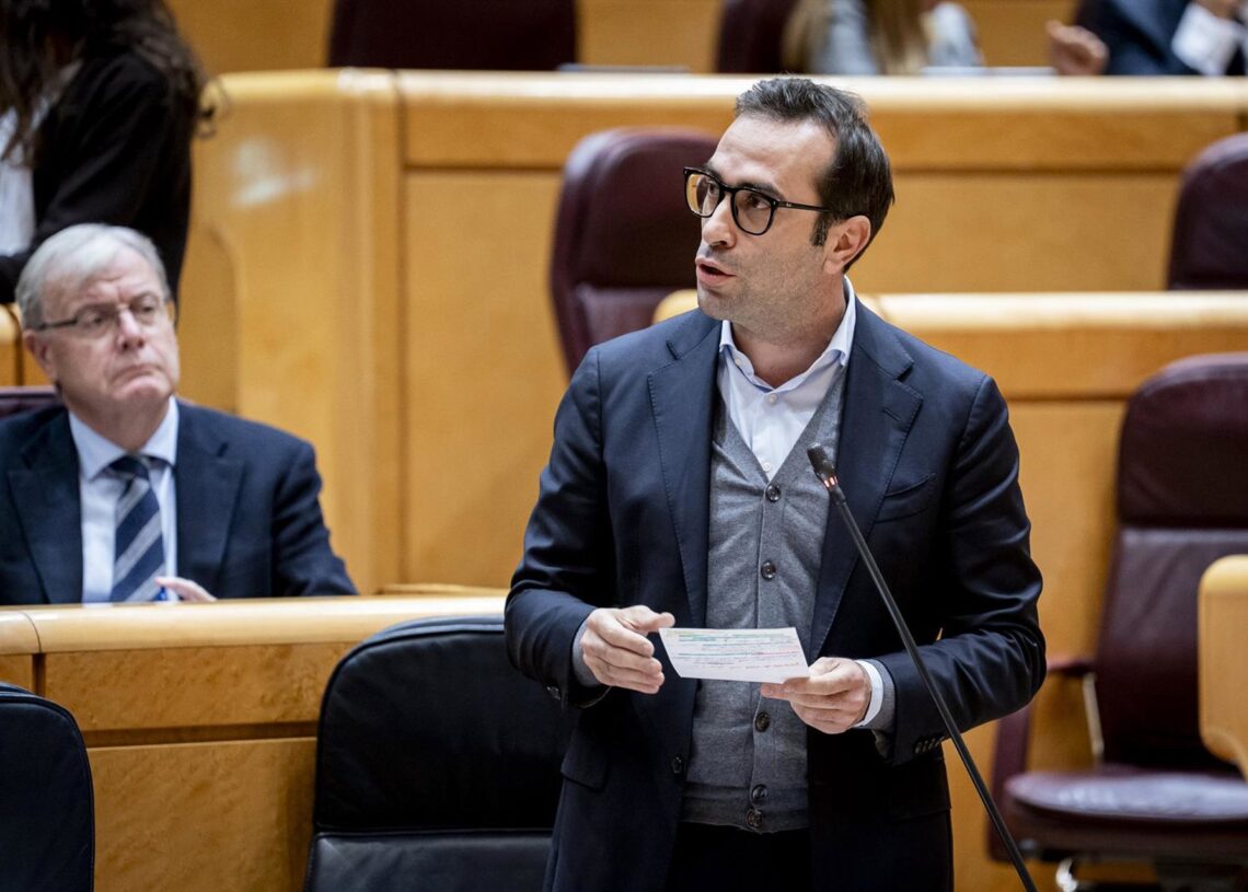 El ministro de Economía, Comercio y Empresa, Carlos Cuerpo, interviene durante una sesión plenariaA. Pérez Meca - Europa Press