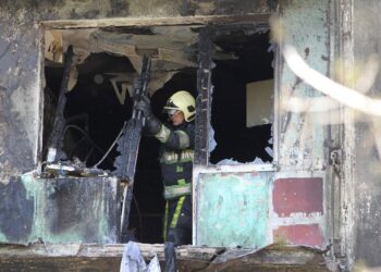 Archivo - Un bombero inspecciona un edificio golpeado por un dron ruso, en Pavlogrado, provincia de Dnipropetrovsk (este de Ucrania).Europa Press/Contacto/Mykola Miakshykov - Archivo