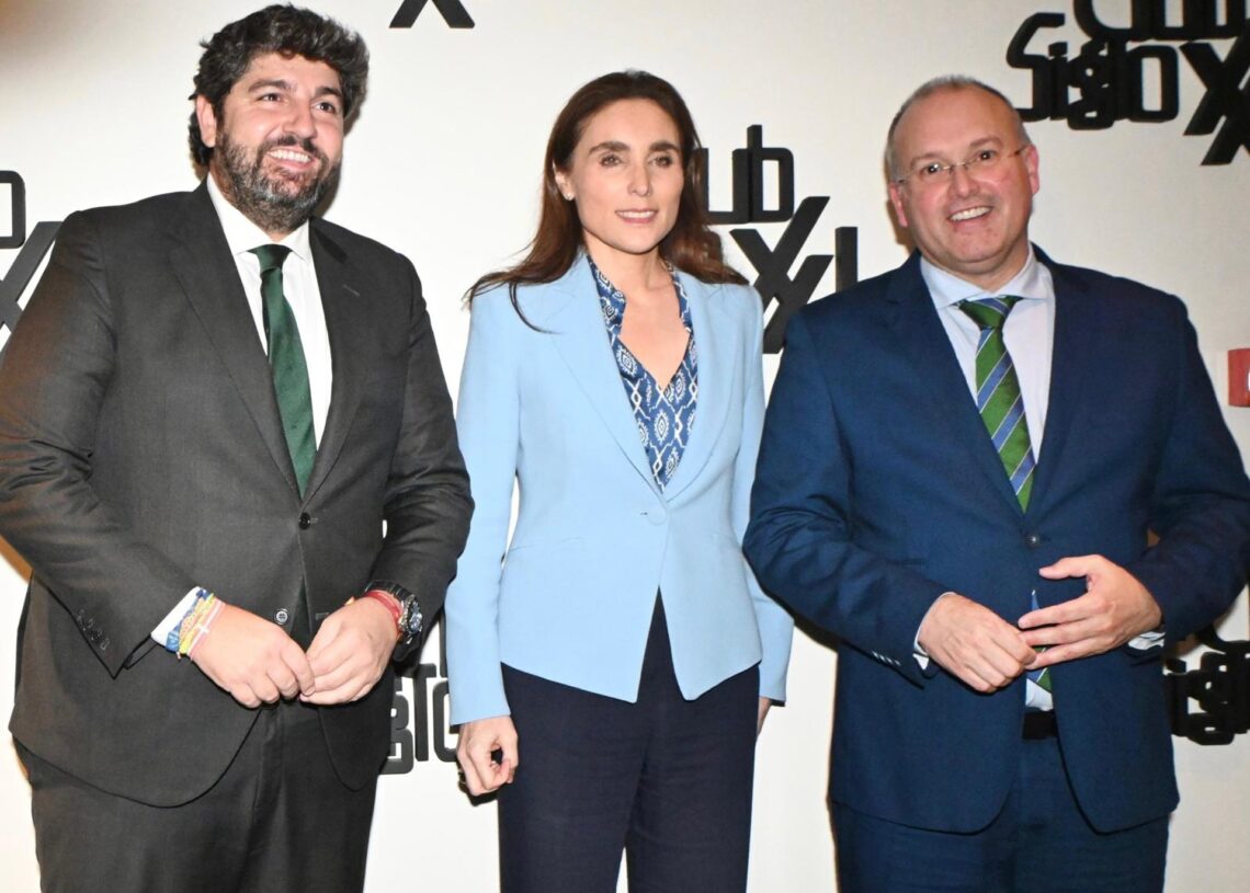 El presidente de Murcia, Fernando López Miras, presenta la conferencia del secretario general del PP, Miguel Tellado, en el Club Siglo XXI.PARTIDO POPULAR