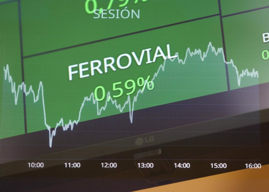 Archivo - Un panel de Ferrovial en el Palacio de la BolsaEduardo Parra - Europa Press - Archivo