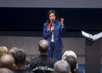 La ministra de Defensa, Margarita Robles, interviene durante la presentación del libro y exposición fotográfica 'Invencibles - XX Aniversario UME', en la Fábrica Nacional de Moneda y Timbre, a 10 de octubre de 2025, en Madrid (España).Alberto Ortega - Europa Press