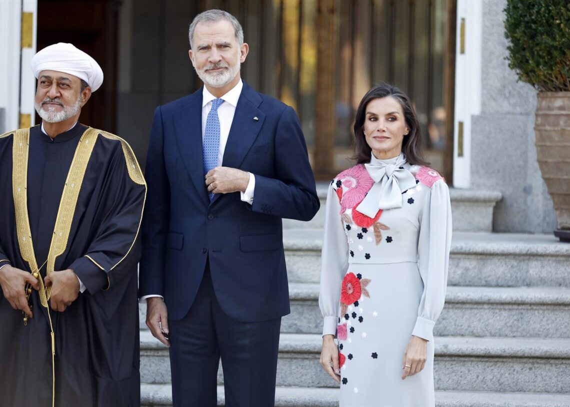 (I-D) El Sultán de Omán, Haitham Bin Tarik, el rey Felipe VI y la reina Letizia atienden a los medios antes de dar comienzo al almuerzo en el Palacio de La Zarzuela, a 04 de noviembre de 2025, en Madrid (España).Antonio Gutiérrez - Europa Press