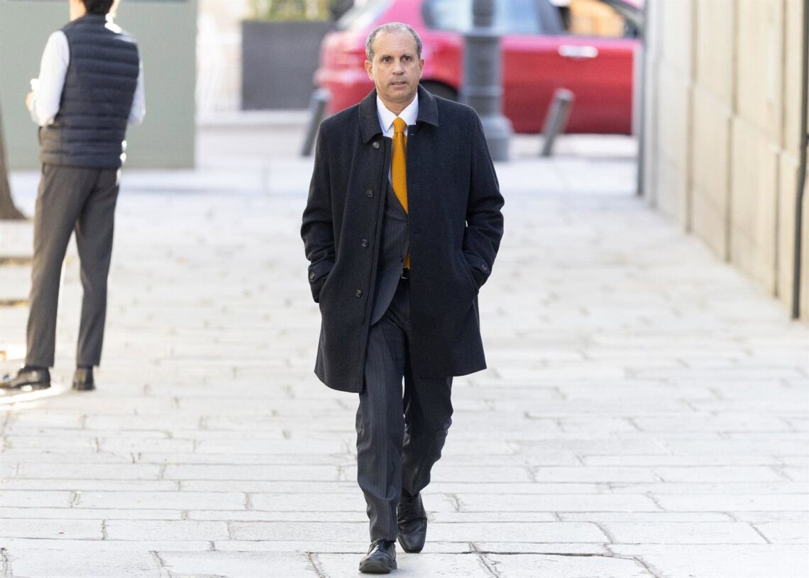 El abogado del querellante Alberto González Amador, Carlos Neira Herrera, a su llegada la segunda jornada del juicio al fiscal general del Estado, en el Tribunal Supremo, a 4 de noviembre de 2025, en Madrid (España). Eduardo Parra - Europa Press