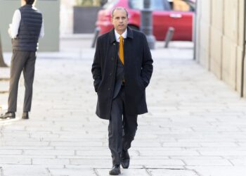 El abogado del querellante Alberto González Amador, Carlos Neira Herrera, a su llegada la segunda jornada del juicio al fiscal general del Estado, en el Tribunal Supremo, a 4 de noviembre de 2025, en Madrid (España). Eduardo Parra - Europa Press