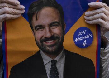 Una manifestante sostiene un cartel electoral en favor del voto al candidato demócrata Zohran MamdaniEuropa Press/Contacto/Gina M Randazzo