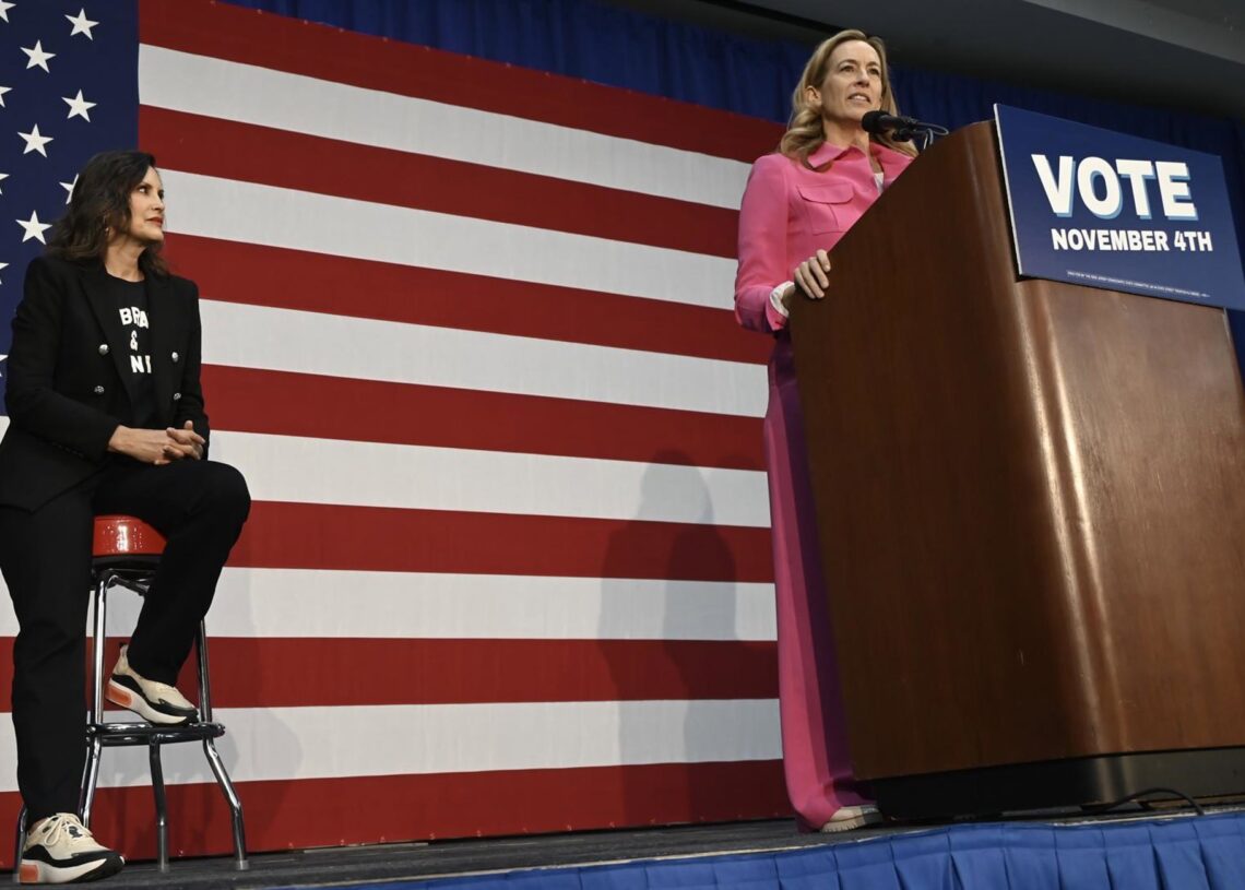 La congresista demócrata Mikie Sherrill en un mitin, respaldada por la gobernadora demócrata del estado de Michigan, Gretchen WhitmerEuropa Press/Contacto/Kyle Mazza - UNF News via CN