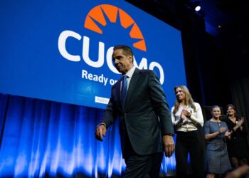 El candidato independiente a la Alcaldía de Nueva York Andrew Cuomo abandona el escenario en su fiesta de seguimiento de los resultados electoralesEuropa Press/Contacto/Yoav Ginsburg