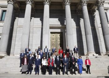 Archivo - Diputados de la Comisión del Pacto de Toledo posando ante el Congreso tras aprobar en 2020, en plena pandemia, la renovación de sus recomendacionesPSOE - Archivo