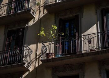 Archivo - Fachada de un edificio en Barcelona.AYUNTAMIENTO DE BARCELONA - Archivo