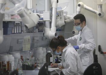 Archivo - Varios trabajadores en el laboratorio de la fábrica de Reig Jofre, en Barcelona.Kike Rincón - Europa Press - Archivo