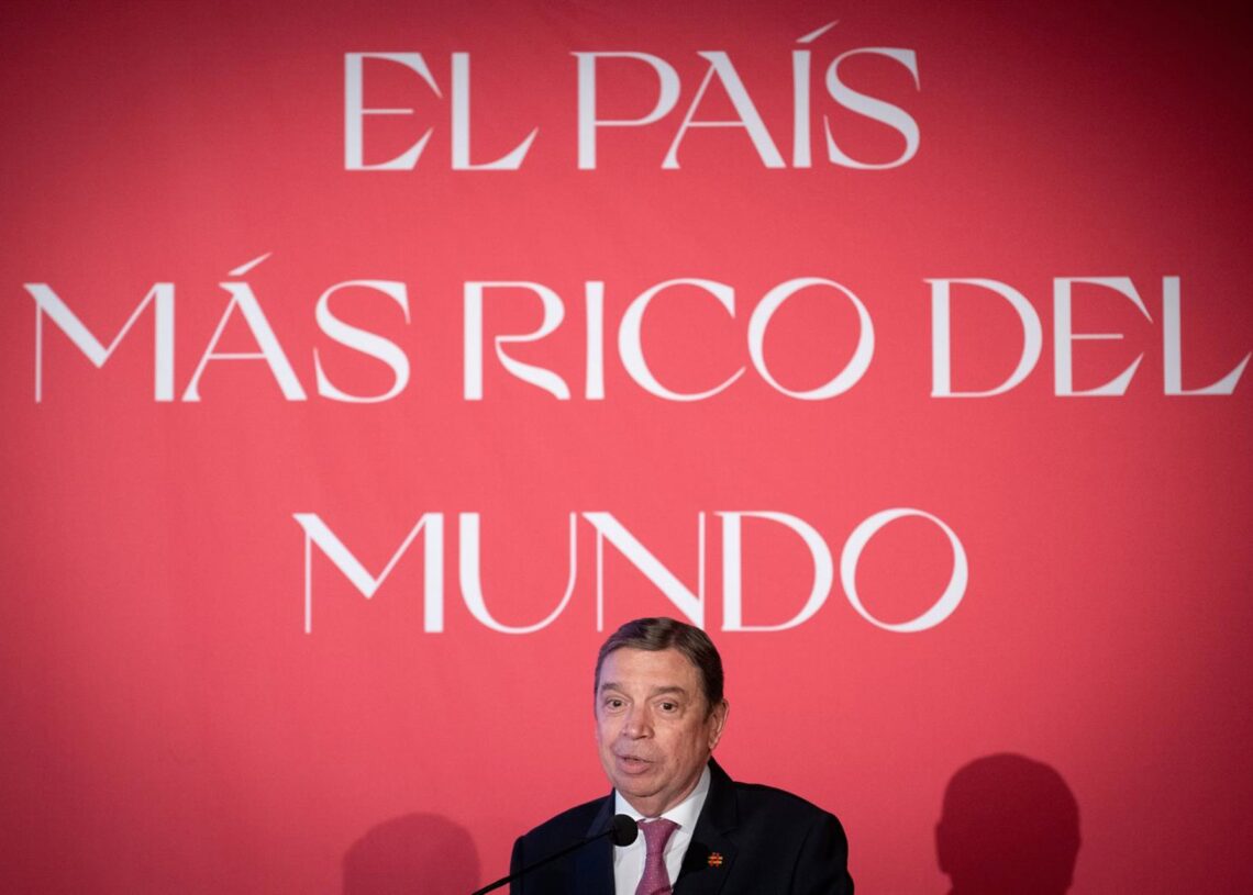 El ministro de Agricultura, Pesca y Alimentación, Luis Planas, preside el acto de la 37ª edición de los premios Alimentos de España, en el Teatro Real  Fernando Sánchez - Europa Press