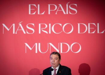 El ministro de Agricultura, Pesca y Alimentación, Luis Planas, preside el acto de la 37ª edición de los premios Alimentos de España, en el Teatro Real  Fernando Sánchez - Europa Press