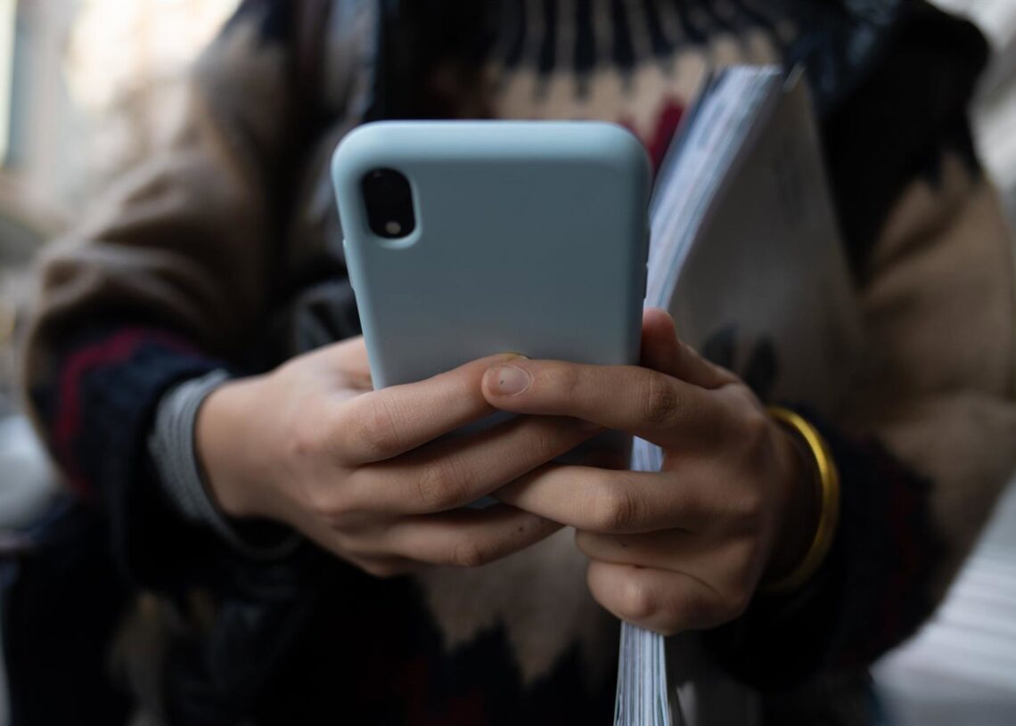 Archivo - Una persona usa el teléfono móvil, a 1 de febrero de 2024, en Barcelona, Catalunya (España).David Zorrakino - Europa Press - Archivo