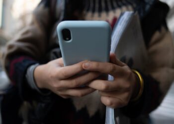 Archivo - Una persona usa el teléfono móvil, a 1 de febrero de 2024, en Barcelona, Catalunya (España).David Zorrakino - Europa Press - Archivo