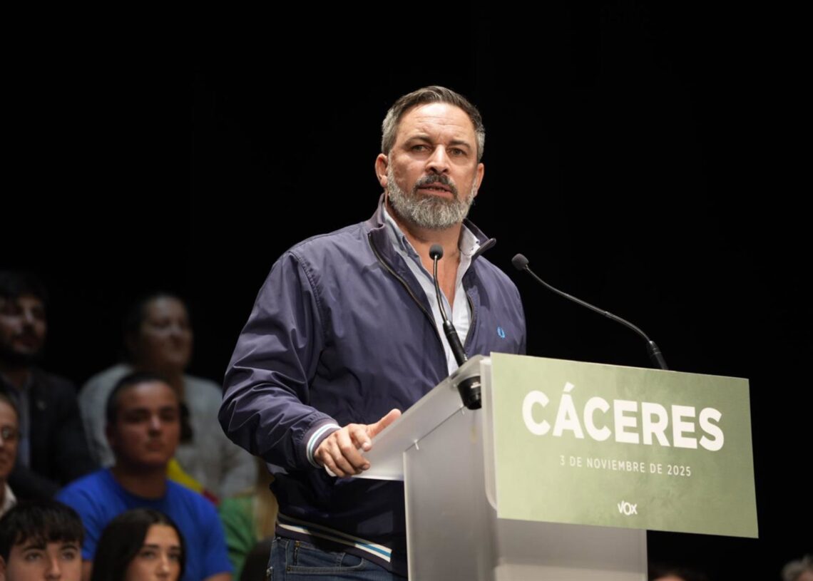 El presidente de Vox, Santiago Abascal, participa en un acto público, en el Gran Teatro, a 3 de noviembre de 2025, en Cáceres, Extremadura (España).Carlos Criado - Europa Press