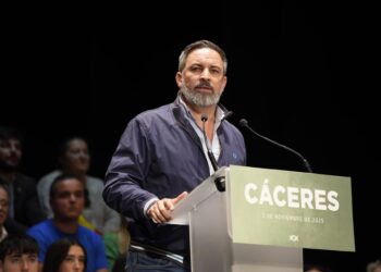 El presidente de Vox, Santiago Abascal, participa en un acto público, en el Gran Teatro, a 3 de noviembre de 2025, en Cáceres, Extremadura (España).Carlos Criado - Europa Press