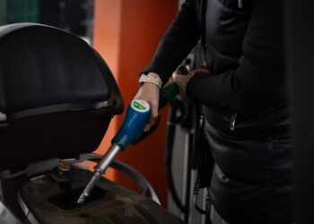 Archivo - Imagen de archivo de un hombre repostando en una gasolinera.David Zorrakino - Europa Press - Archivo