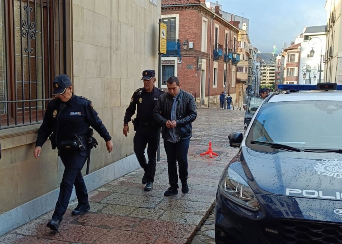 El acusado por el 'crimen de Nochebuena' de 2022 en León, el hijo de la víctima, a su entrada a la Audiencia Provincial en la primera sesión del jucio.EUROPA PRESS