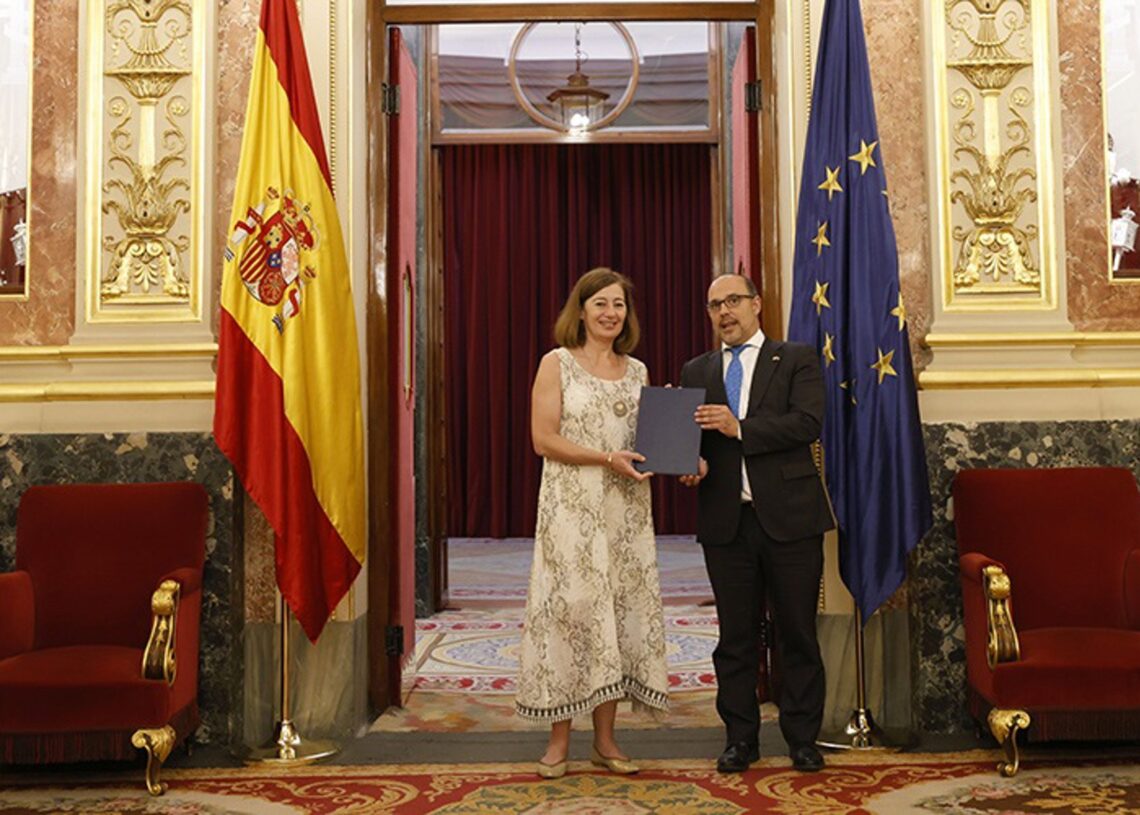 Archivo - El presidente de las Cortes de Castilla-La Mancha, Pablo Bellido, entrega la propuesta de reforma del Estatuto en el CongresoCORTES C-LM - Archivo