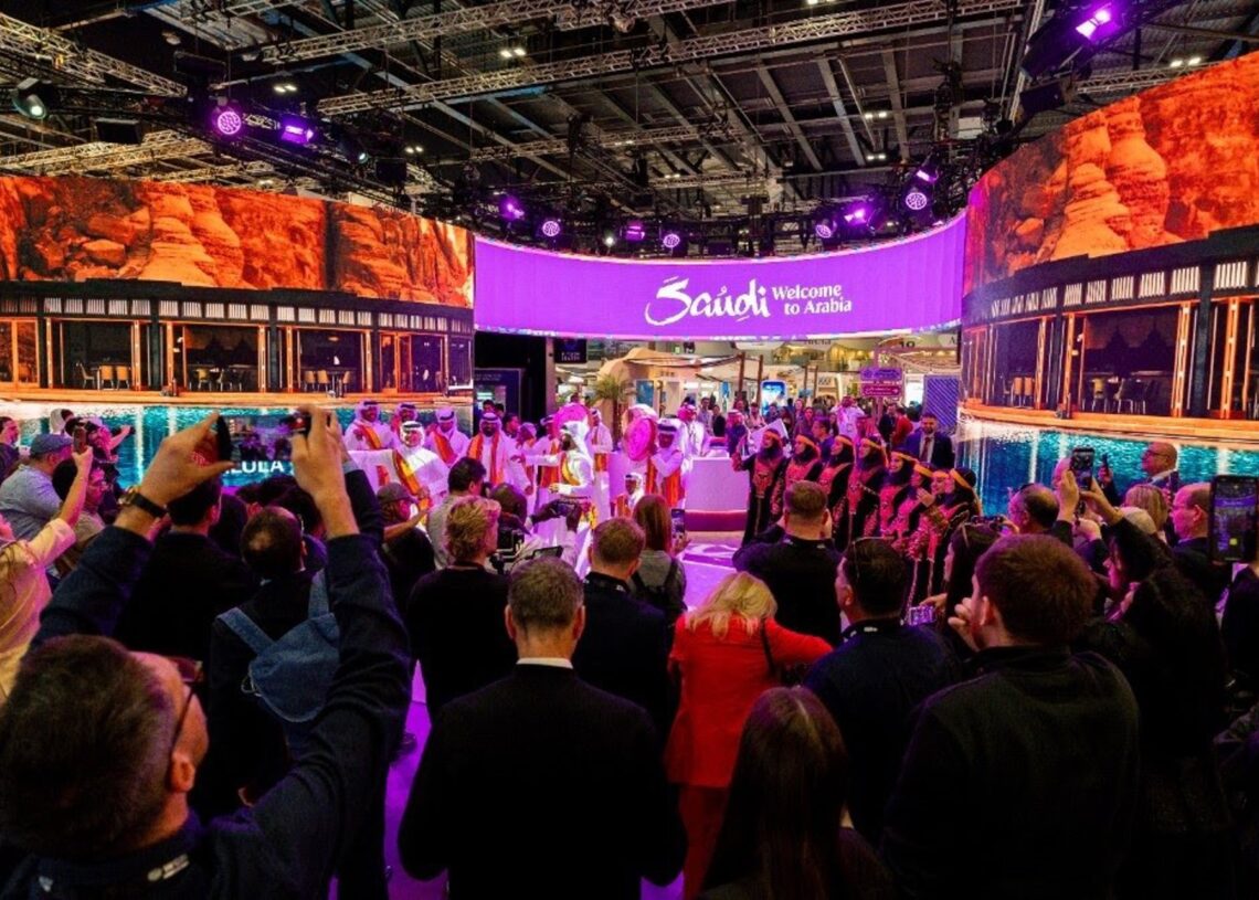 Arabia Saudí recibe 70 millones de turistas en la primera mitad de 2025, misma cifra que el año récord 2024.ARABIA SAUDÍ