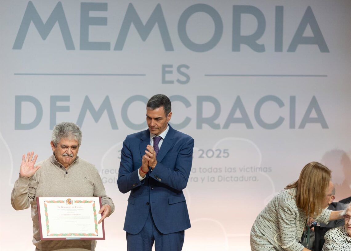 El presidente del Gobierno, Pedro Sánchez (d), y Marcel Camacho, hijo de Marcelino Camacho y Josefina Samper Rojas (i), durante un acto con motivo del 'Día de Recuerdo y Homenaje a todas las víctimas del golpe militar, la Guerra Civil y la Dictadura' en eEduardo Parra - Europa Press