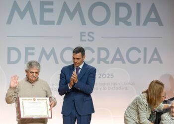 El presidente del Gobierno, Pedro Sánchez (d), y Marcel Camacho, hijo de Marcelino Camacho y Josefina Samper Rojas (i), durante un acto con motivo del 'Día de Recuerdo y Homenaje a todas las víctimas del golpe militar, la Guerra Civil y la Dictadura' en eEduardo Parra - Europa Press