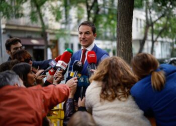 El exsecretario general del PSOE de Madrid, Juan Lobato Gandarias-Sánchez, atiende a los medios a la salida de la tercera jornada del juicio al fiscal general del Estado, en el Tribunal Supremo, a 5 de noviembre de 2025, en Madrid (España). Alejandro Martínez Vélez - Europa Press