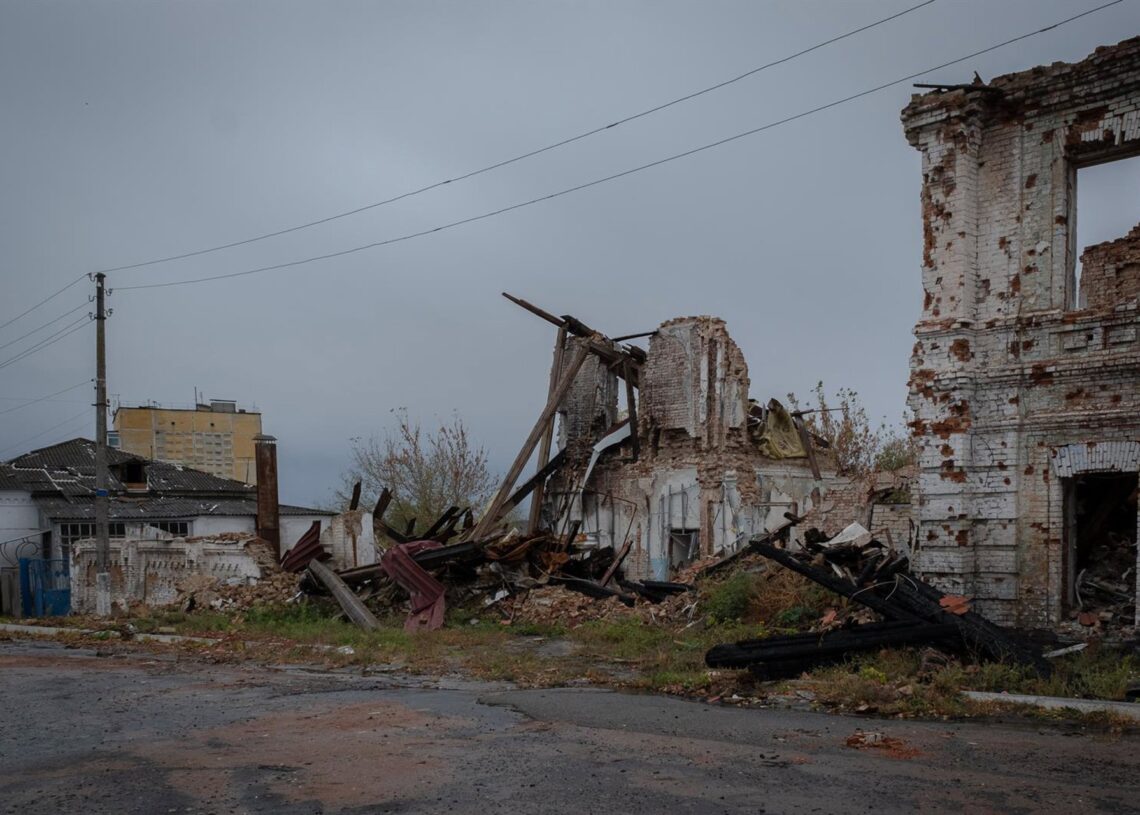 Imagen de archivo de una calle de Kupiansk, en Ucrania, tras un ataque del Ejército ruso.Europa Press/Contacto/Amadeusz Swierk