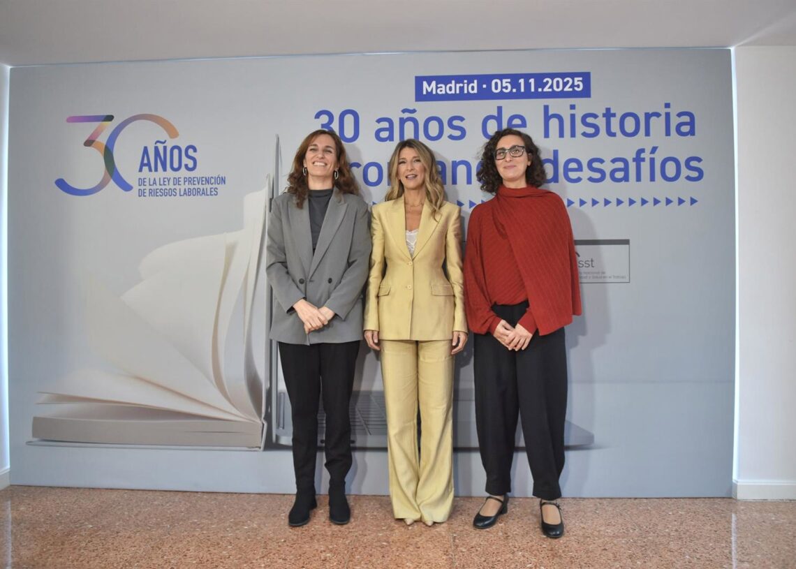 (I-D) La ministra de Sanidad, Mónica García; la vicepresidenta segunda y ministra de Trabajo y Economía Social, Yolanda Díaz, y la directora del Instituto Nacional de Seguridad y Salud en el Trabajo (INSST), Aitana Garí Pérez, durante la inauguración de lGustavo Valiente - Europa Press