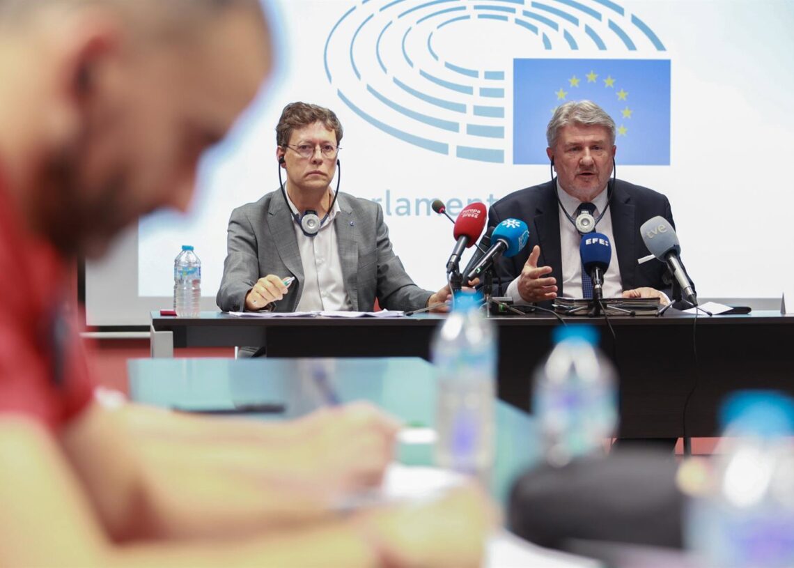 Archivo - El presidente de la delegación de la Comisión de Peticiones del Parlamento Europeo, Bogdan Rzonca, atiende a los medios de comunicaciónen Sevilla tras visitar Andalucía en mayo para recopilar información sobre la situación de los efectivos policRocío Ruz - Europa Press - Archivo