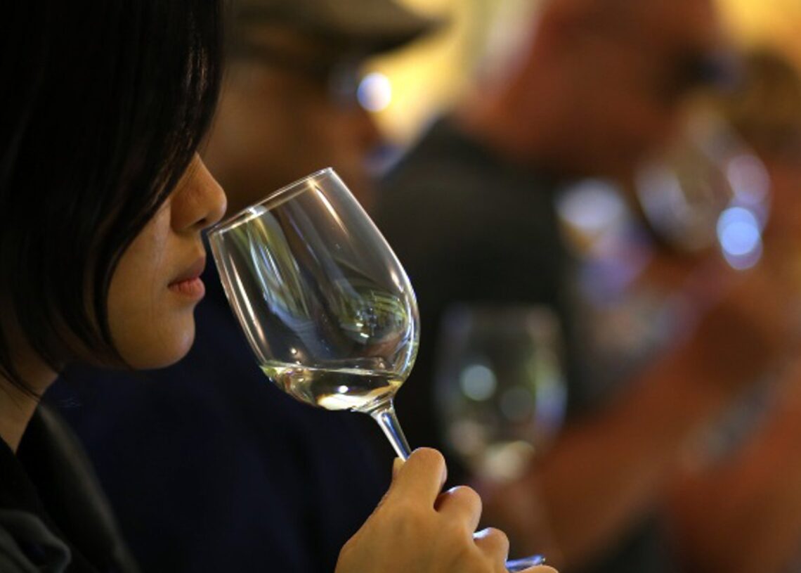 Archivo - Joven catando vino.JUSTIN SULLIVAN - Archivo