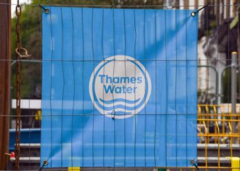 Archivo - 28 May 2025, United Kingdom, London: General view of a Thames Water sign at a pipe replacement site. British utility Thames Water has been fined £122.7 million ($165.3 million) after two investigations into wastewater and dividend payments, in tVuk Valcic/ZUMA Press Wire/dpa - Archivo