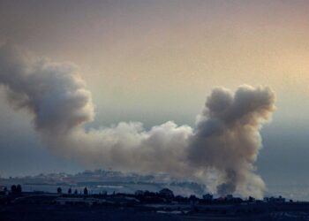 Archivo - Una columna de humo tras un bombardeo del Ejército de Israel contra la ciudad de Nabatiye, en el sur de Líbano (archivo)Stringer/dpa - Archivo