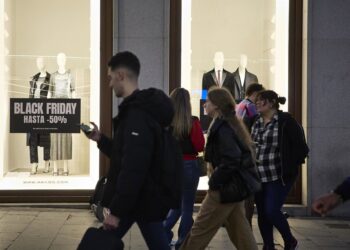 Archivo - Varias personas pasan por delante de los comercios que anuncian los descuentos del Black Friday Jesús Hellín - Europa Press - Archivo