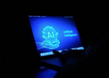 Un ordenador con las siglas AI de Artificial Intelligence (Inteligencia Artificial), a 24 de octubre de 2025, en Barcelona, Cataluña (España). David Zorrakino - Europa Press