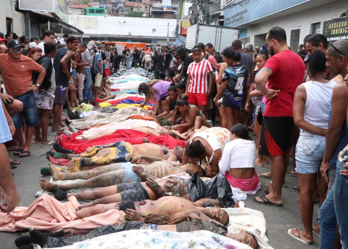 Cadáveres de los muertos en el último operativo policial en dos favelas de Río de Janeiro, que dejó más de 120 muertos.Jose Lucena / Zuma Press / ContactoPhoto