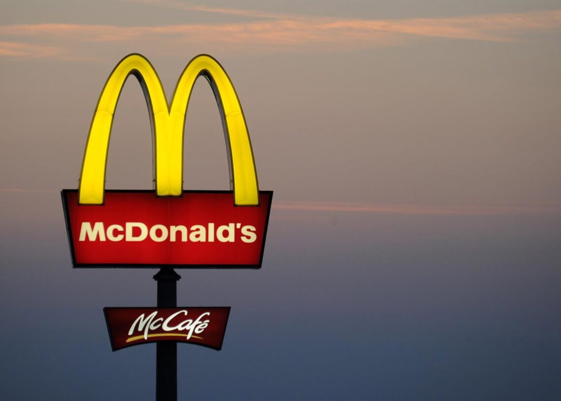 Archivo - FILED - 24 July 2012, Bavaria, Sulzemoos: McDonald's logo is pictured at a branch in Sulzemoos. Photo: picture alliance / Tobias Hase/dpapicture alliance / Tobias Hase/d / DPA - Archivo