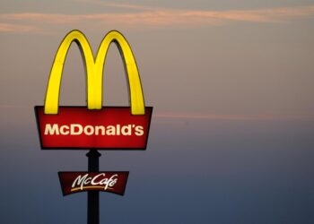 Archivo - FILED - 24 July 2012, Bavaria, Sulzemoos: McDonald's logo is pictured at a branch in Sulzemoos. Photo: picture alliance / Tobias Hase/dpapicture alliance / Tobias Hase/d / DPA - Archivo