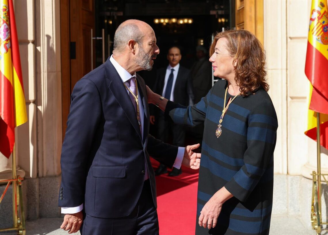 El presidente del Senado, Pedro Rollán Ojeda, y la presidenta del Congreso, Francina Armengol, se saludan en el Senado, a 4 de noviembre de 2025, en Madrid (España). Marta Fernández - Europa Press