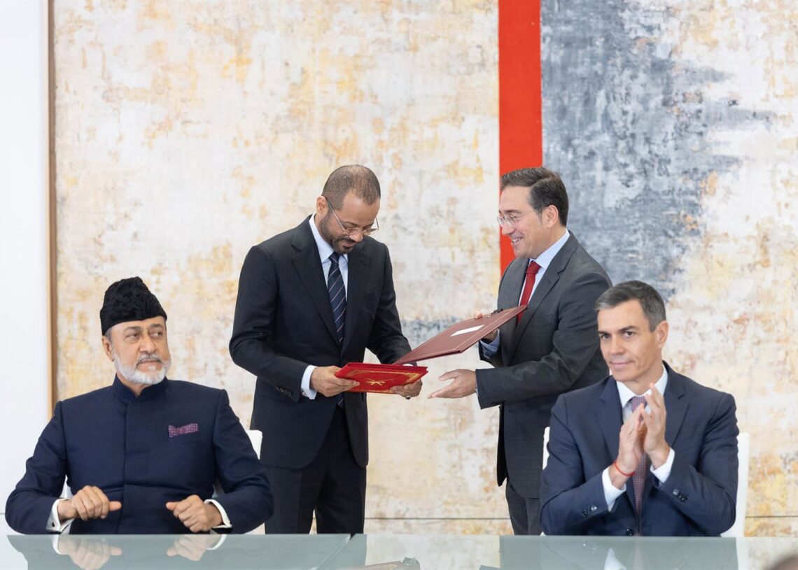 El presidente del Gobierno, Pedro Sánchez (d), preside con S.M. el Sultán de Omán, Haitham Bin Tarik (i), el acto de firma de acuerdos entre el Gobierno de España y el Gobierno del Sultanato de Omán, en el Palacio de la MoncloaEduardo Parra - Europa Press