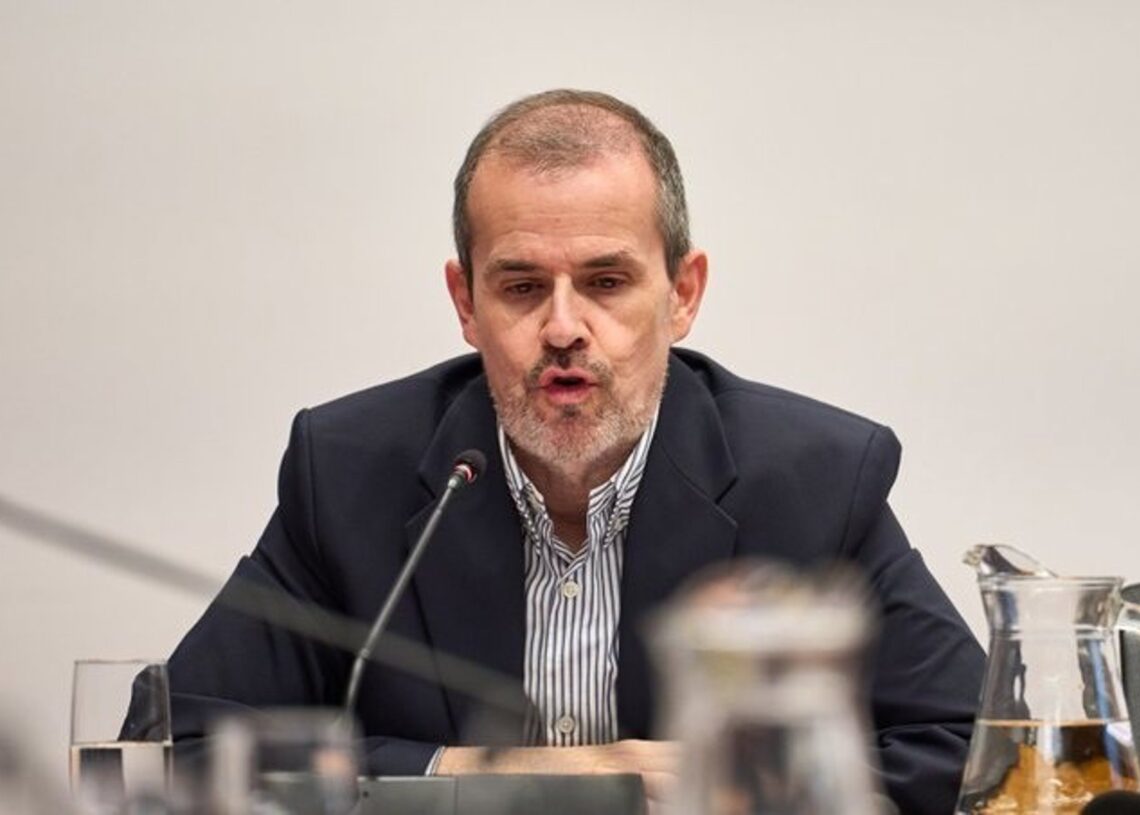 El interventor que formó parte de la mesa de contratación de las obras del túnel de Belate, Jesús Muñoz, en la comisión de investigación del Parlamento de Navarra.PARLAMENTO DE NAVARRA