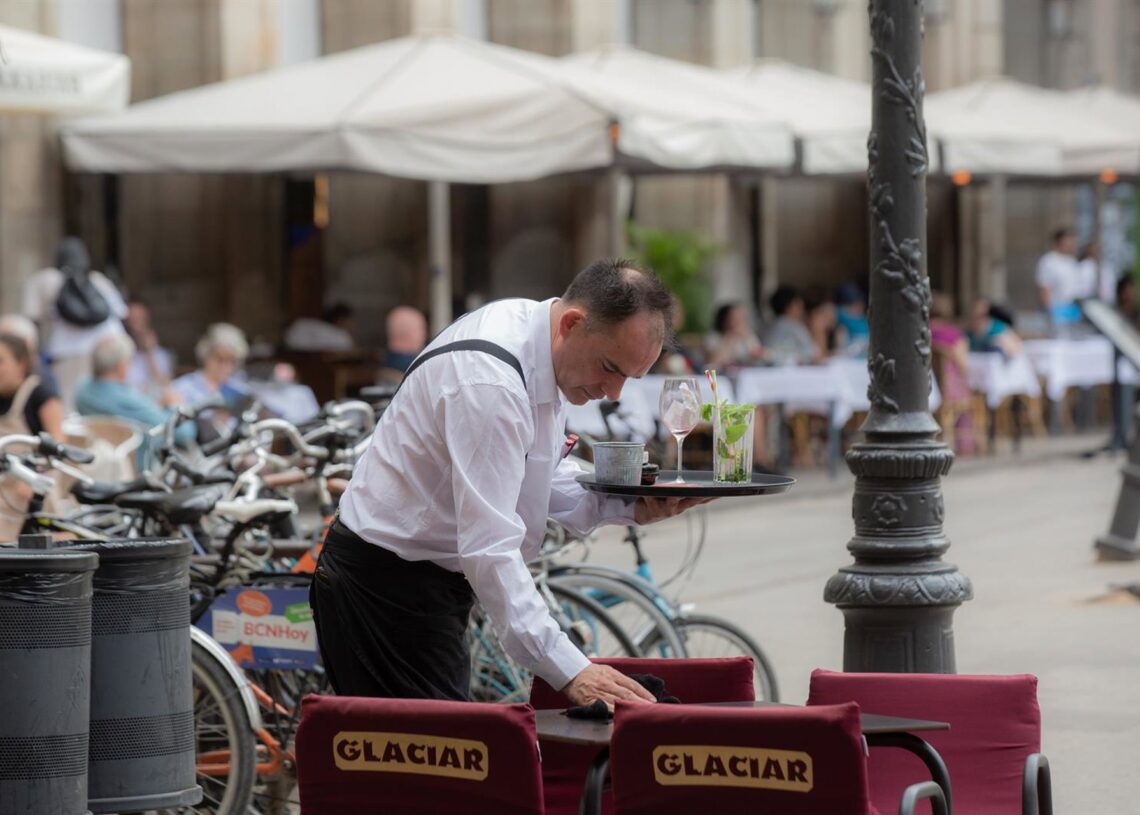 Archivo - Un camarero limpia una mesa en la plaza Real de Barcelona, Cataluña (España).David Zorrakino - Europa Press - Archivo