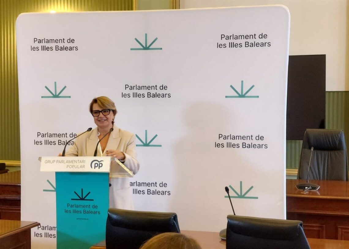 La portavoz adjunta del PP en el Parlament, Marga Durán, durante la rueda de prensa.EUROPA PRESS