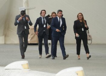 El presidente de la Generalitat valenciana en funciones, Carlos Mazón, a su llegada al homenaje a las víctimas de la dana, en el Museo de las Ciencias Príncipe Felipe, con parte de su equipo en Presidencia citado a declarar como testigo por la juezaEduardo Manzana - Europa Press