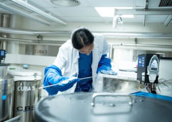 Archivo - Una mujer trabaja en la sala de criopreservación de células el Hospital de BarcelonaDavid Zorrakino - Europa Press - Archivo