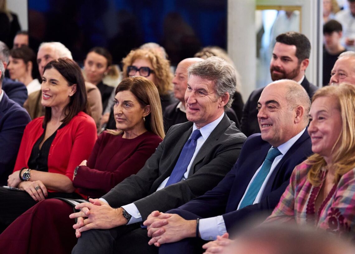 El presidente del PP, Alberto Núñez Fejióo , y la presidenta de Cantabria, María José Sáenz de Buruaga durante la presentación del Plan Nacional de Autónomos, en el Edificio Bisalia del PCTCAN, a 5 de noviembre de 2025, en Santander, Cantabria (España).Juanma Serrano - Europa Press